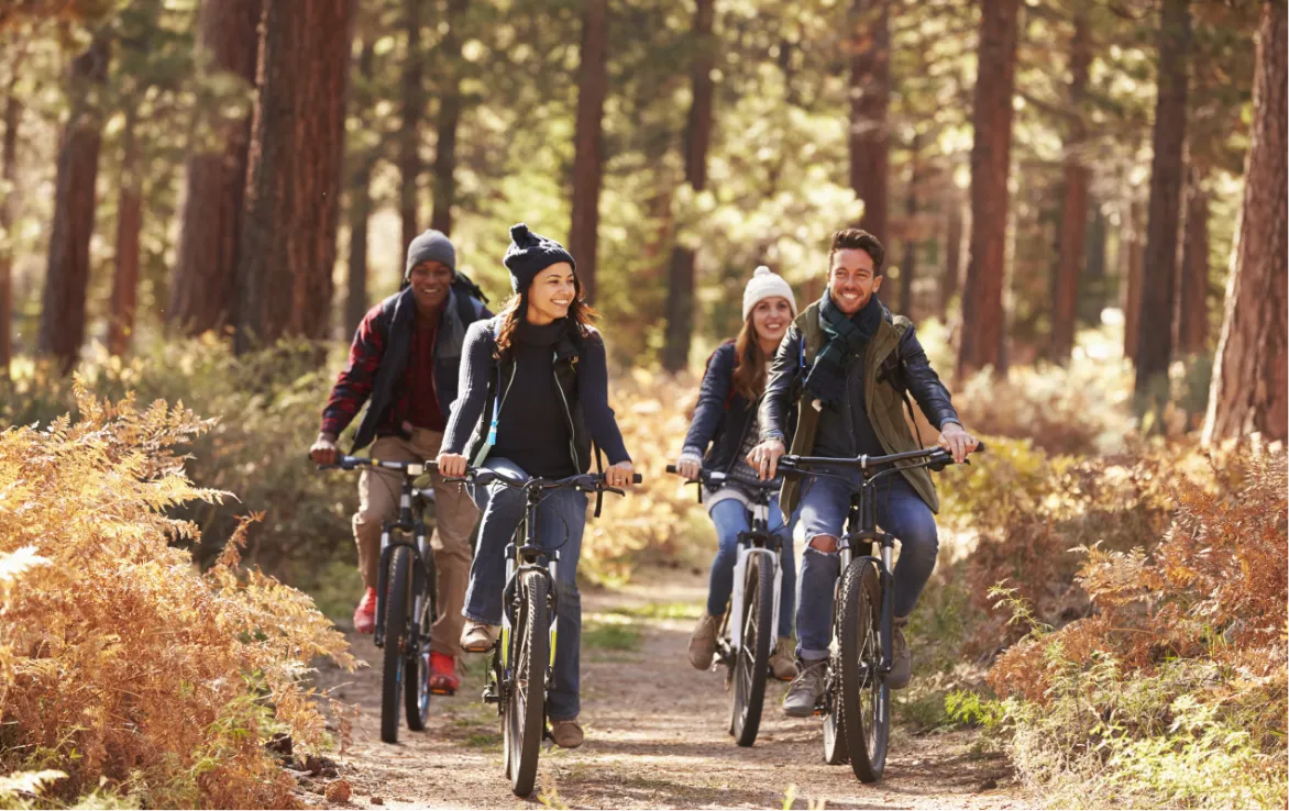 glückliche Radfahrer fahren durch den Wald