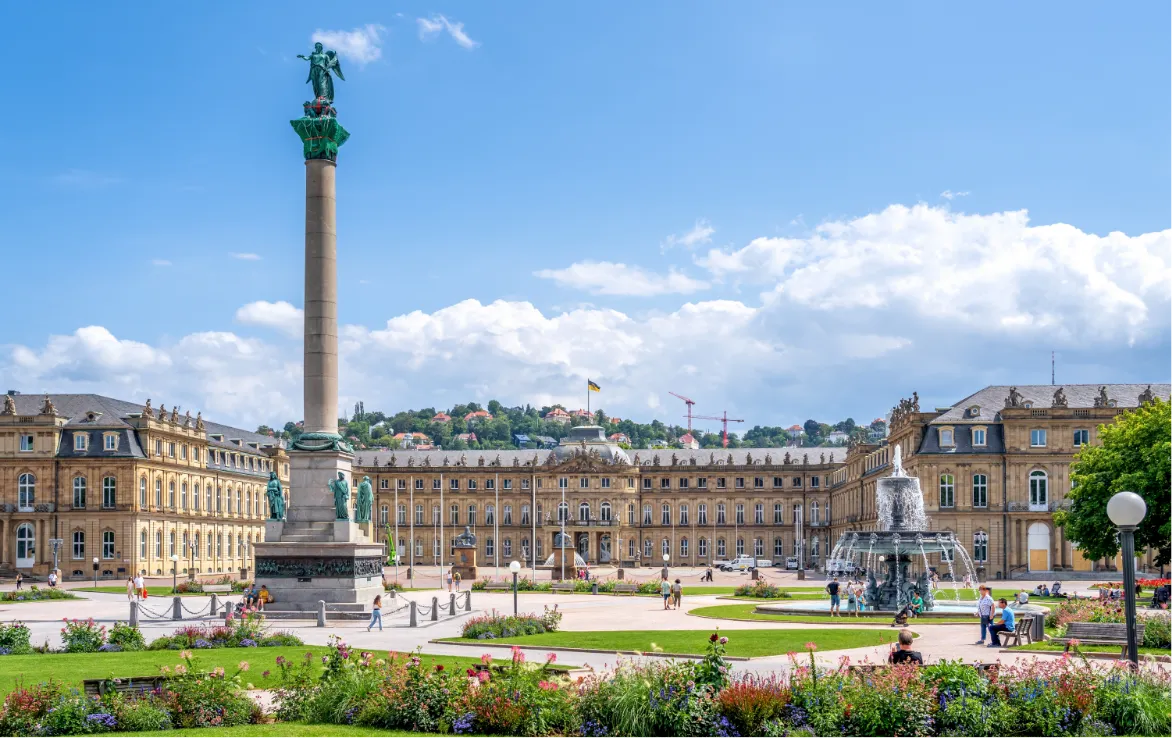 belebter Stadtplatz in Stuttgart